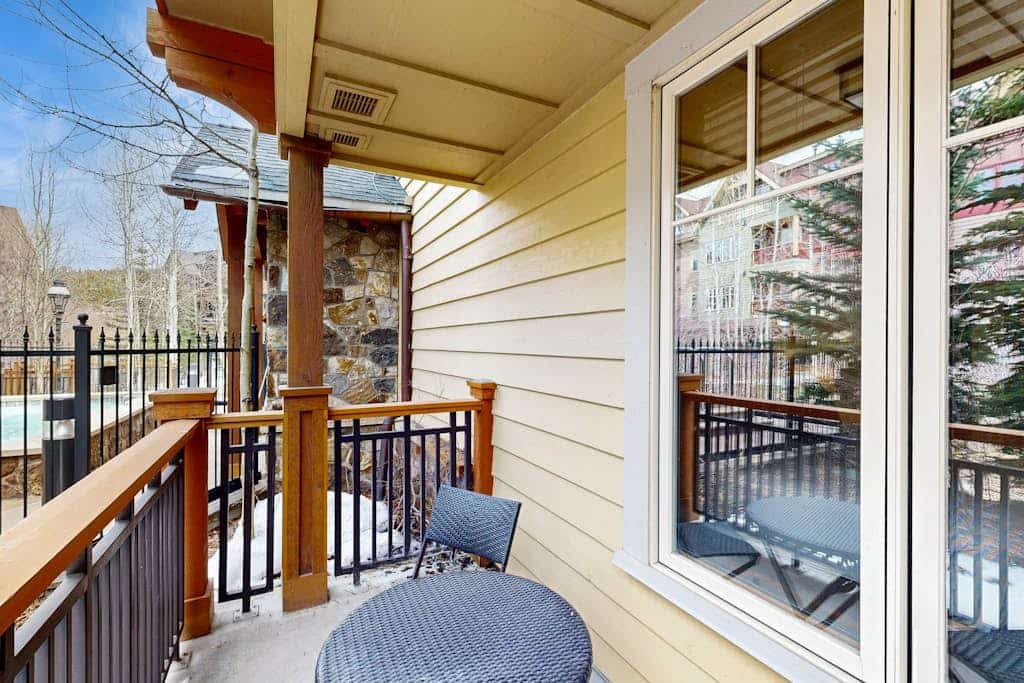Modern mountain condo with balcony, pool & hot tubs, walk to lifts/downtown