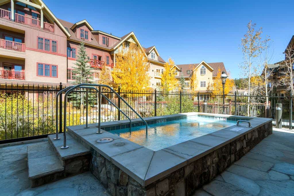 Modern mountain condo with balcony, pool & hot tubs, walk to lifts/downtown
