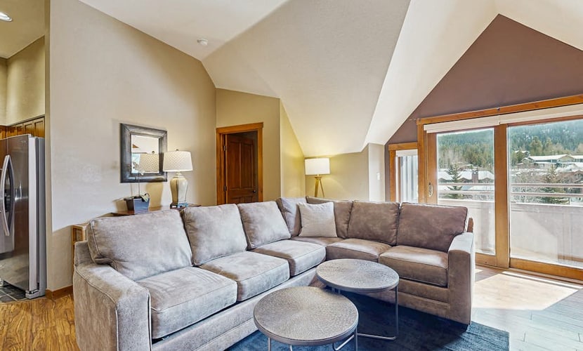 Cozy condo on Main Street with hot tubs, pool & gym - walk to Peak 9 lifts