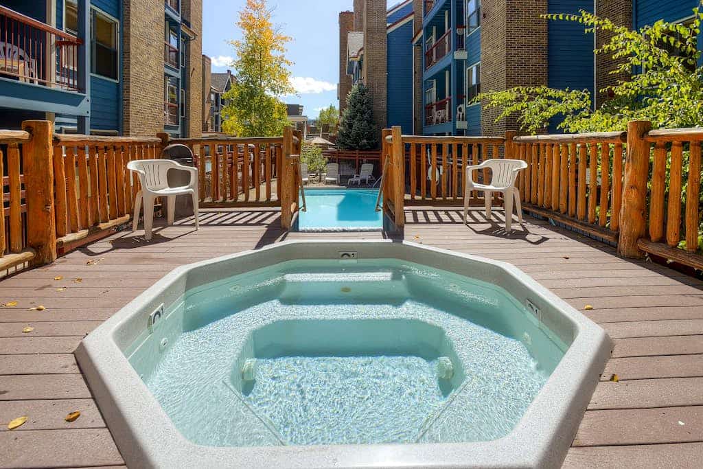 Ski condo w/outdoor pool & hot tub, sauna, WiFi - next to Main St.