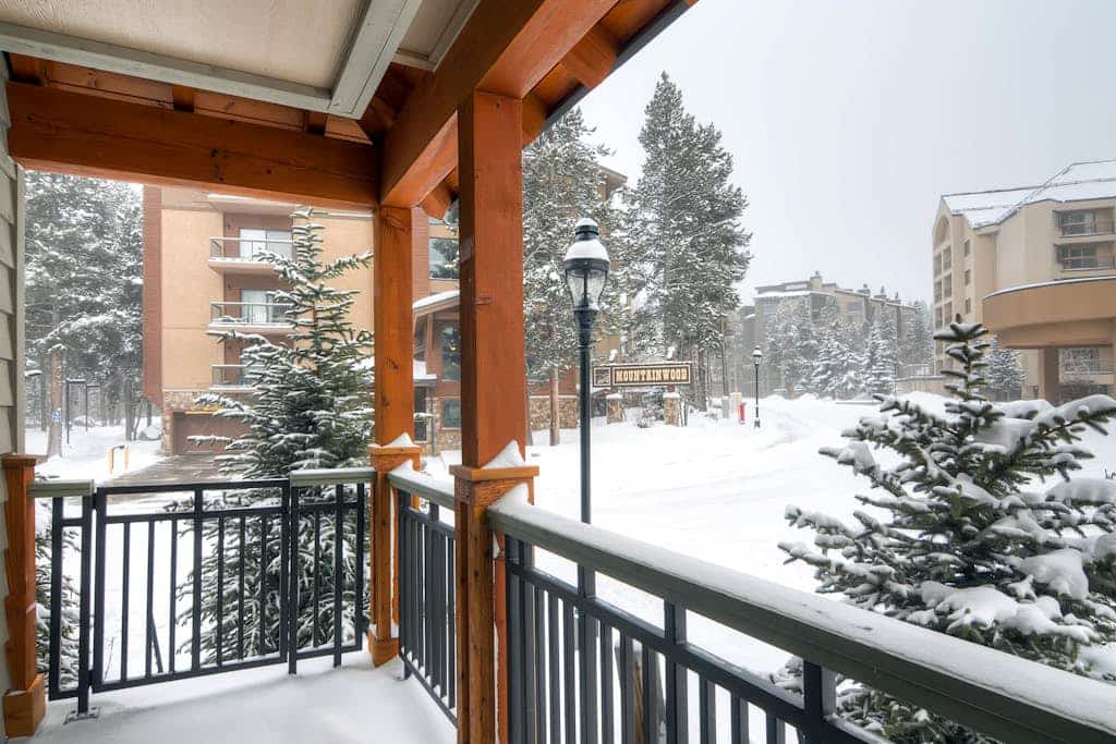 Luxury corner condo with large kitchen, pool & hot tubs, walk to town & lifts