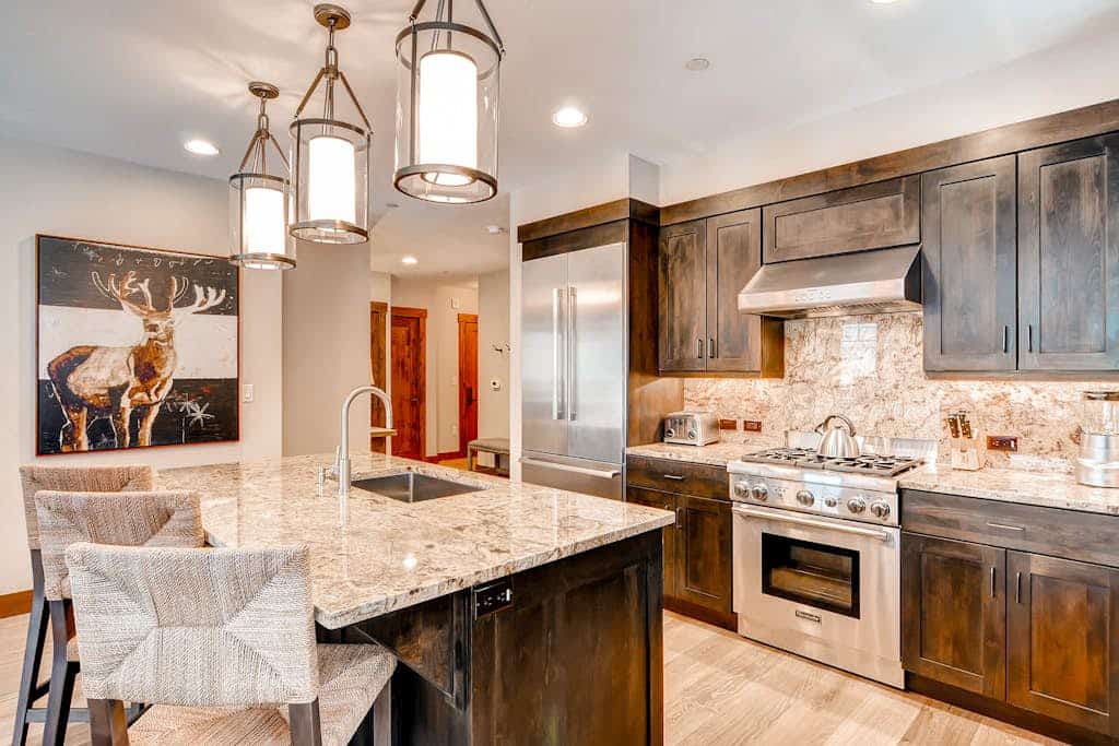 Luxury corner condo with large kitchen, pool & hot tubs, walk to town & lifts