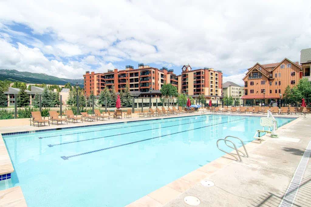 Stellar downtown/walk-to-lifts location with outdoor pool, hot tubs & gym