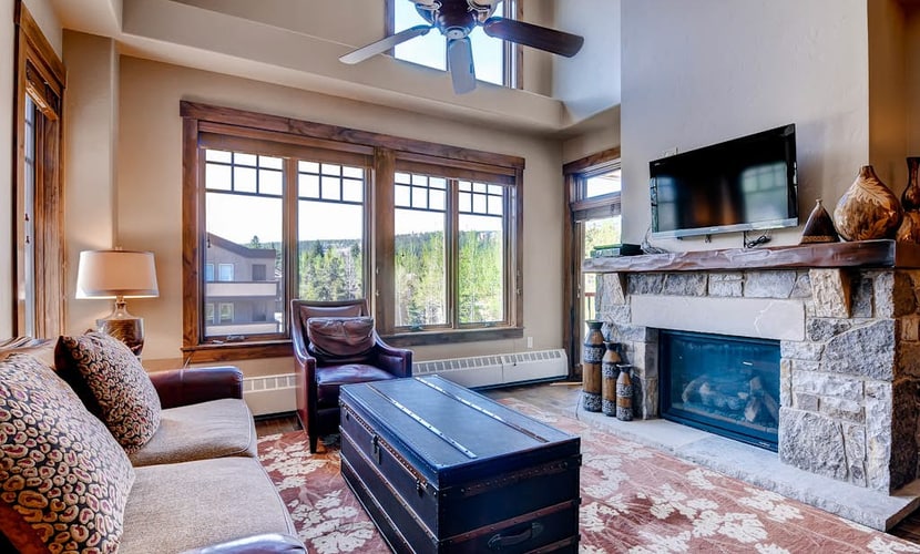 Beautiful condo with vaulted ceiling, hot tubs, pool & gym - walk to lifts