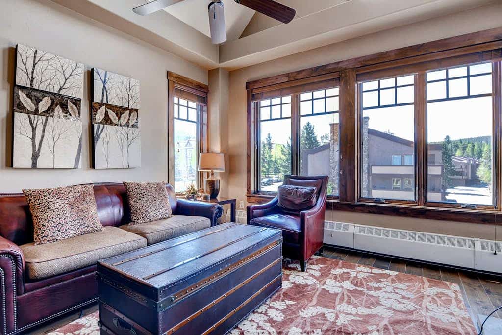 Beautiful condo with vaulted ceiling, hot tubs, pool & gym - walk to lifts
