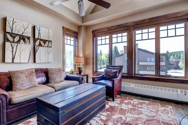 Beautiful condo with vaulted ceiling, hot tubs, pool & gym - walk to lifts