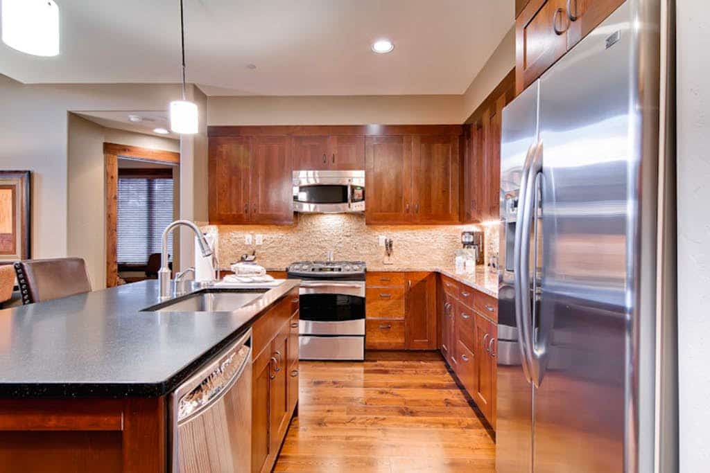 Beautiful condo with vaulted ceiling, hot tubs, pool & gym - walk to lifts