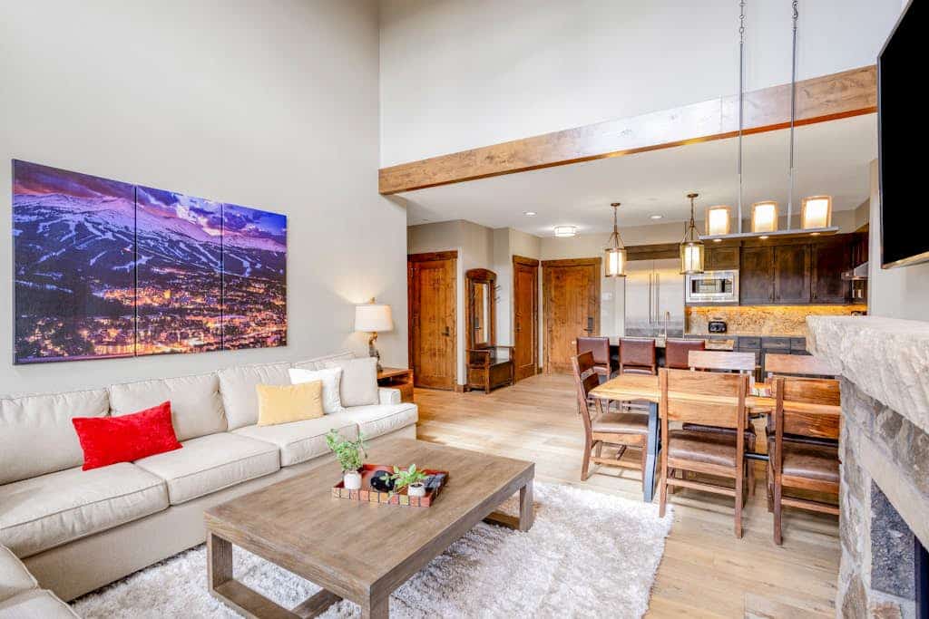 Luxury condo with vaulted ceilings, pool & hot tubs - steps to the lifts