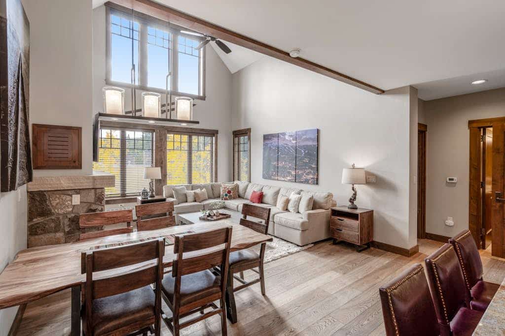 Luxury condo with vaulted ceilings, pool & hot tubs - steps to the lifts