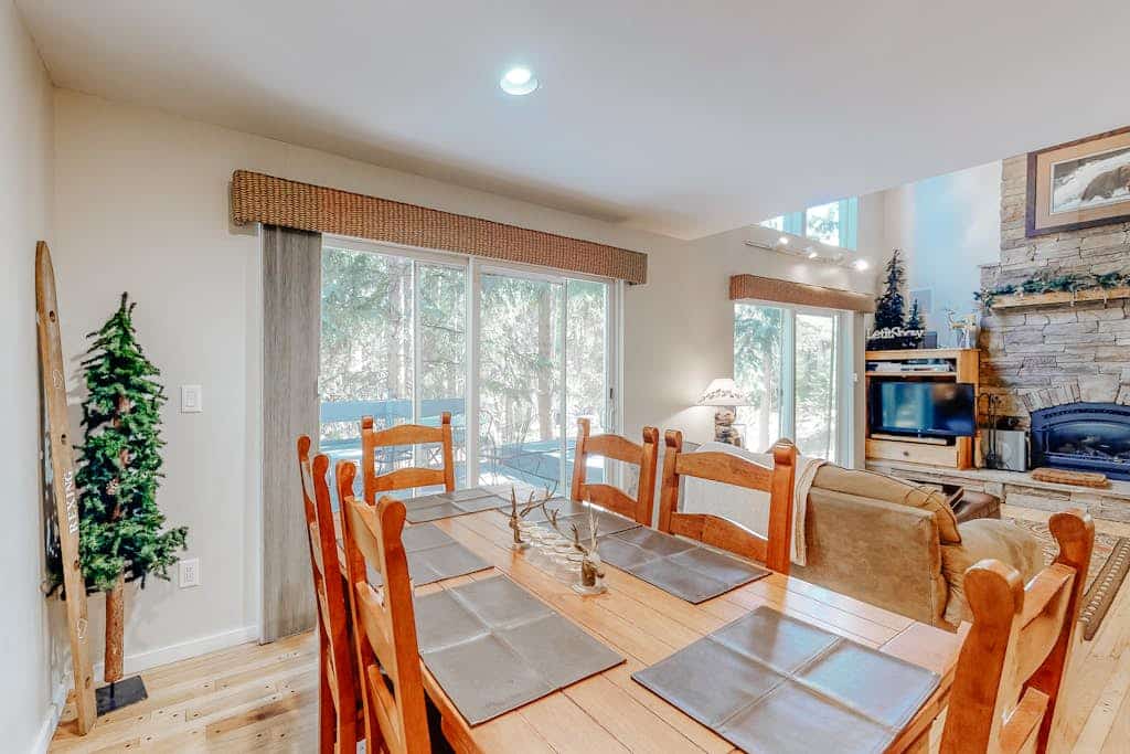 Stunning ski getaway w/ private sauna & hot tub, spacious deck, & fireplace