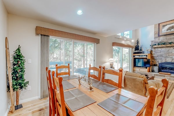 Stunning ski getaway w/ private sauna & hot tub, spacious deck, & fireplace