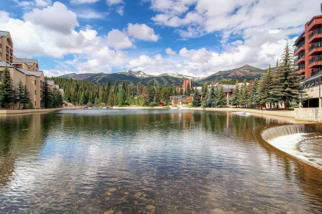 Ideally located mountain condo near lifts with pool, hot tub, & balcony views