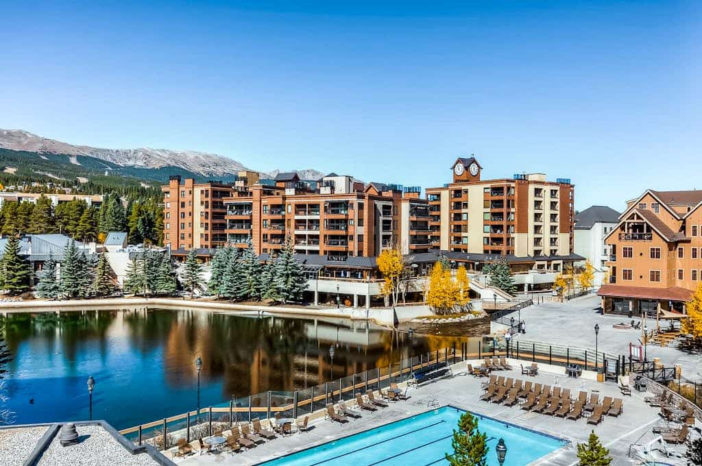 Luxury condo with large balcony, great views, pool & hot tubs - walk to lifts