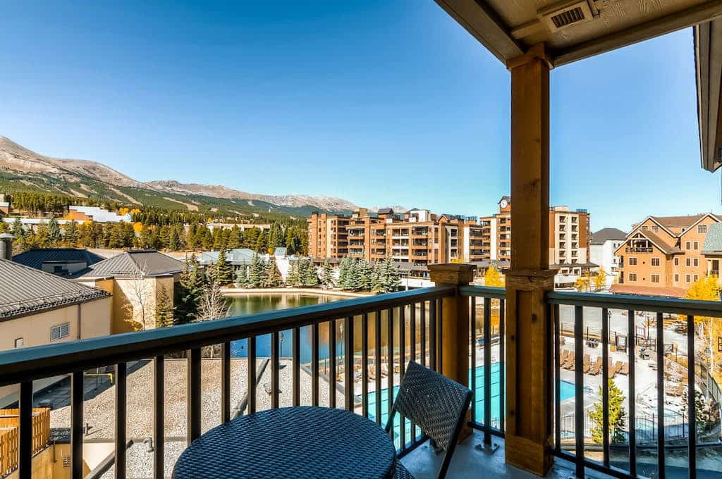 Luxury condo with large balcony, great views, pool & hot tubs - walk to lifts