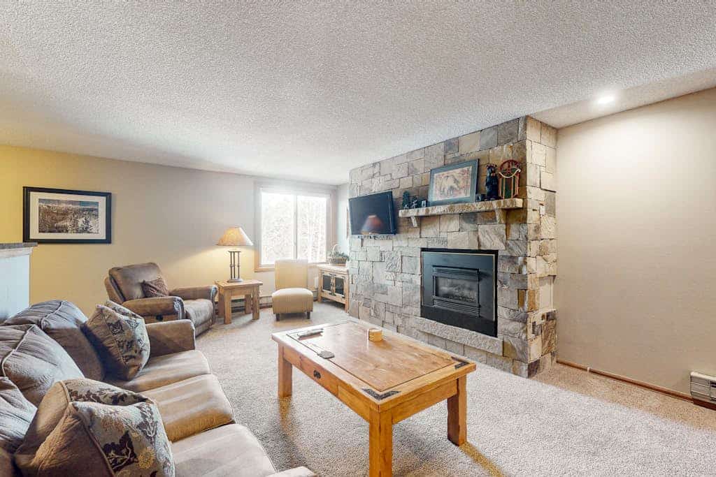 Delightful ski escape in the heart of town with pool, hot tub, fireplace & WiFi