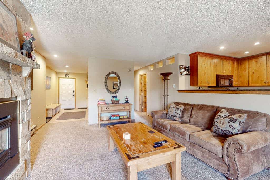 Delightful ski escape in the heart of town with pool, hot tub, fireplace & WiFi