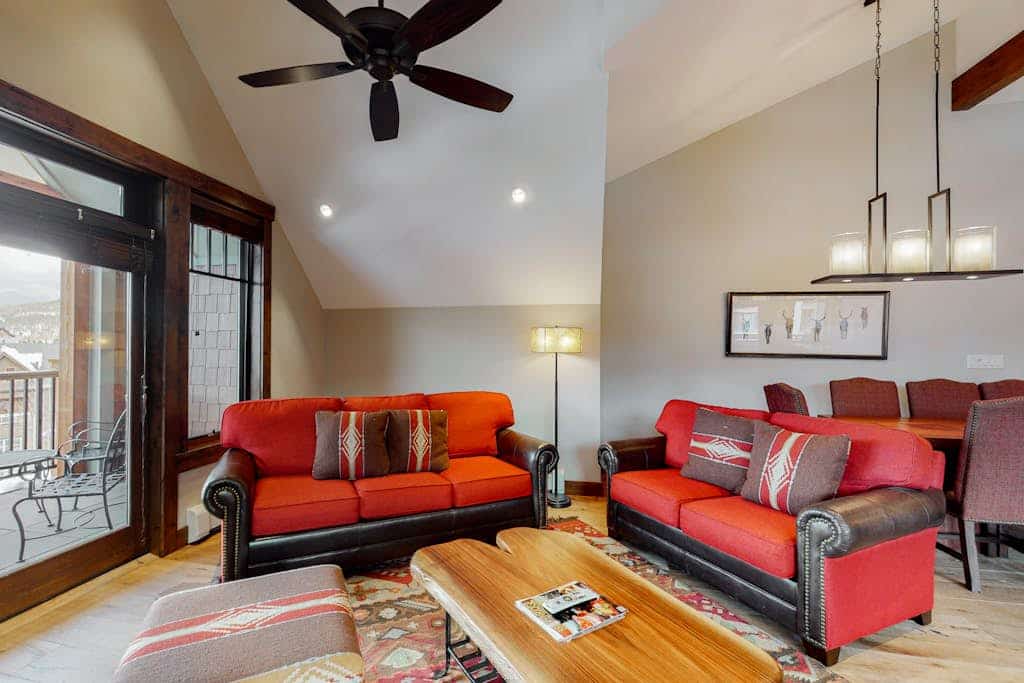 Luxurious, walk-to-lift condo with 2 balconies, scenic views, pool & hot tubs