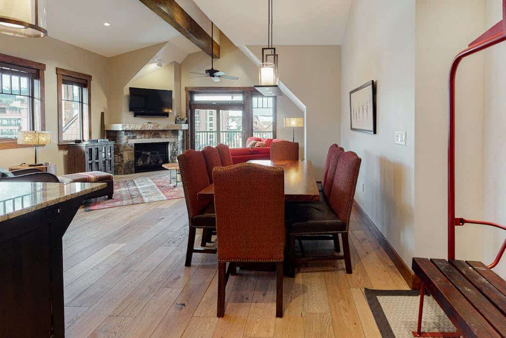 Luxurious, walk-to-lift condo with 2 balconies, scenic views, pool & hot tubs