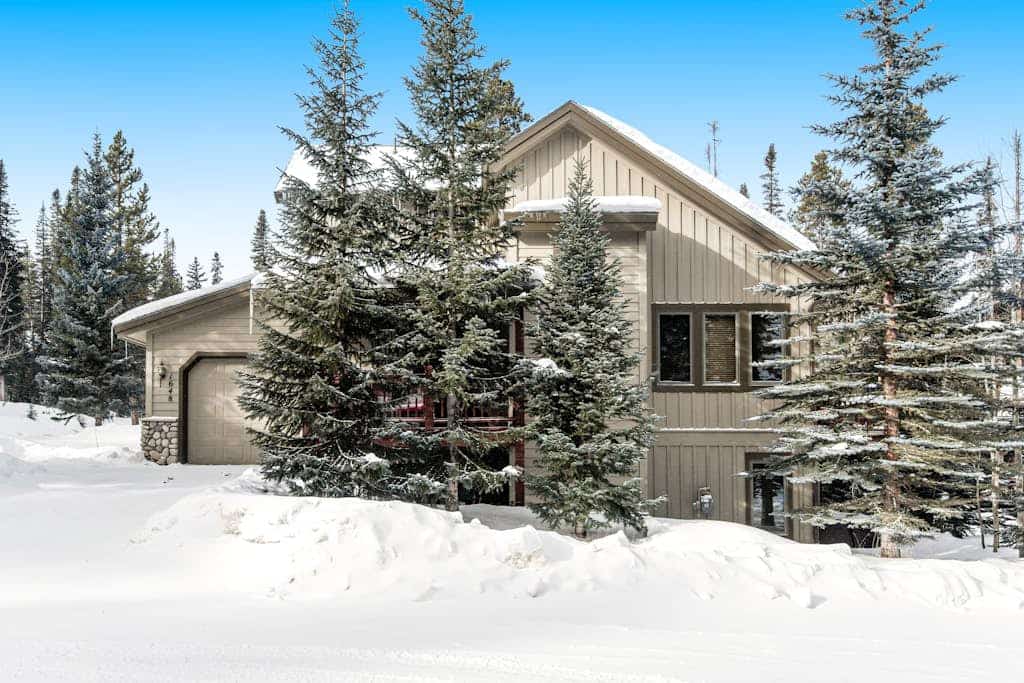 Bright mountain home with hot tub & fireplace, close to skiing & downtown