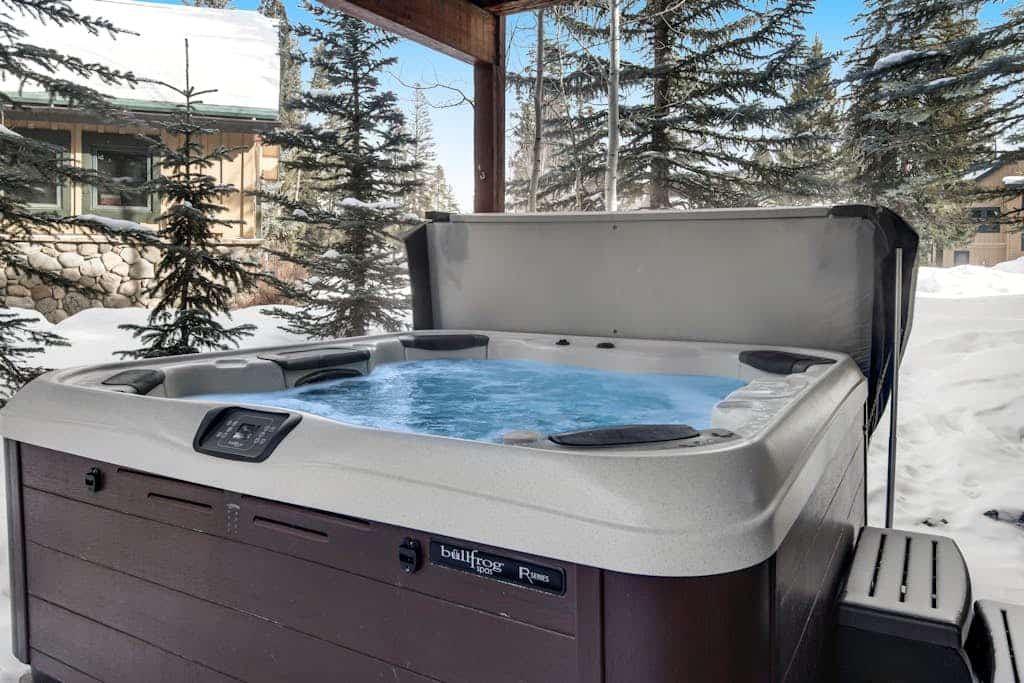 Bright mountain home with hot tub & fireplace, close to skiing & downtown