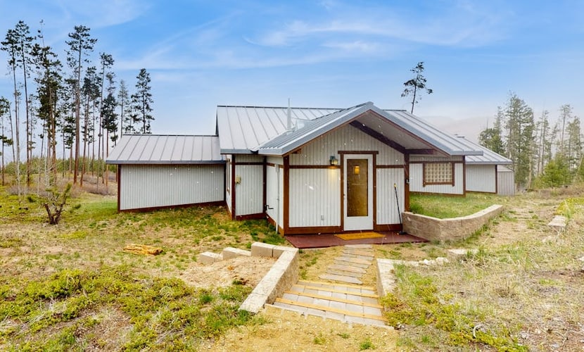 Cozy home with full kitchen, private patio & mountain views