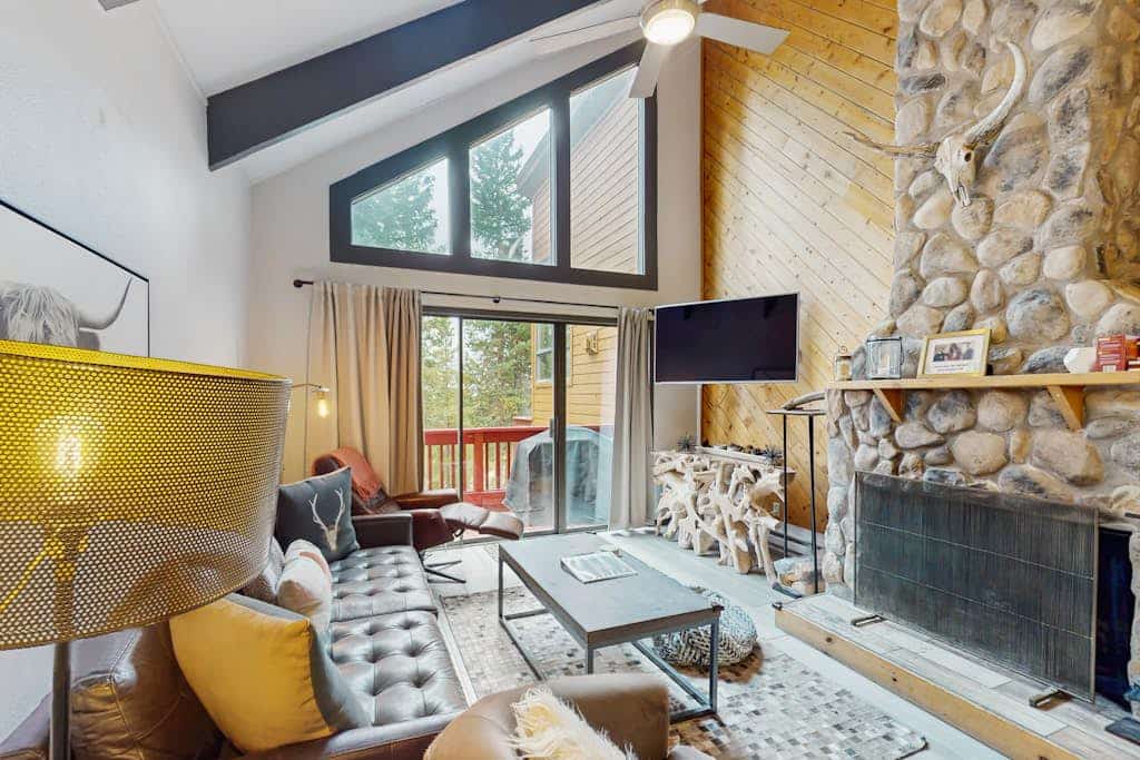 Stylish Lofted Retreat W/ Private Hot Tub, Free WiFi, & Spacious Deck - Dogs OK