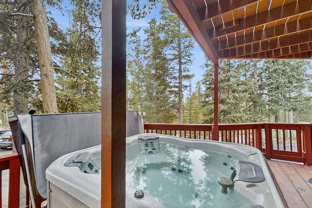 Stylish Lofted Retreat W/ Private Hot Tub, Free WiFi, & Spacious Deck - Dogs OK
