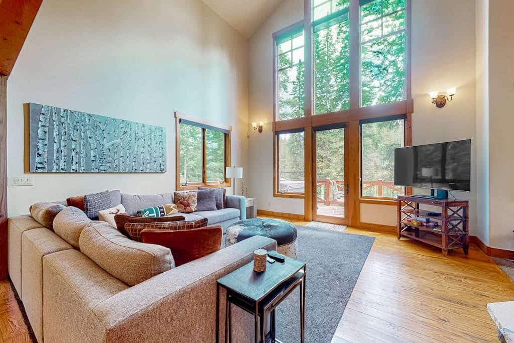 Inviting mountain cabin with skiing, fireplace, balcony, hot tub, & W/D