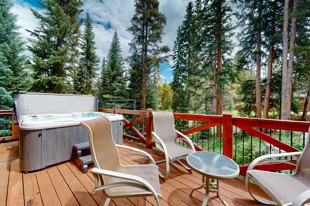 Inviting mountain cabin with skiing, fireplace, balcony, hot tub, & W/D