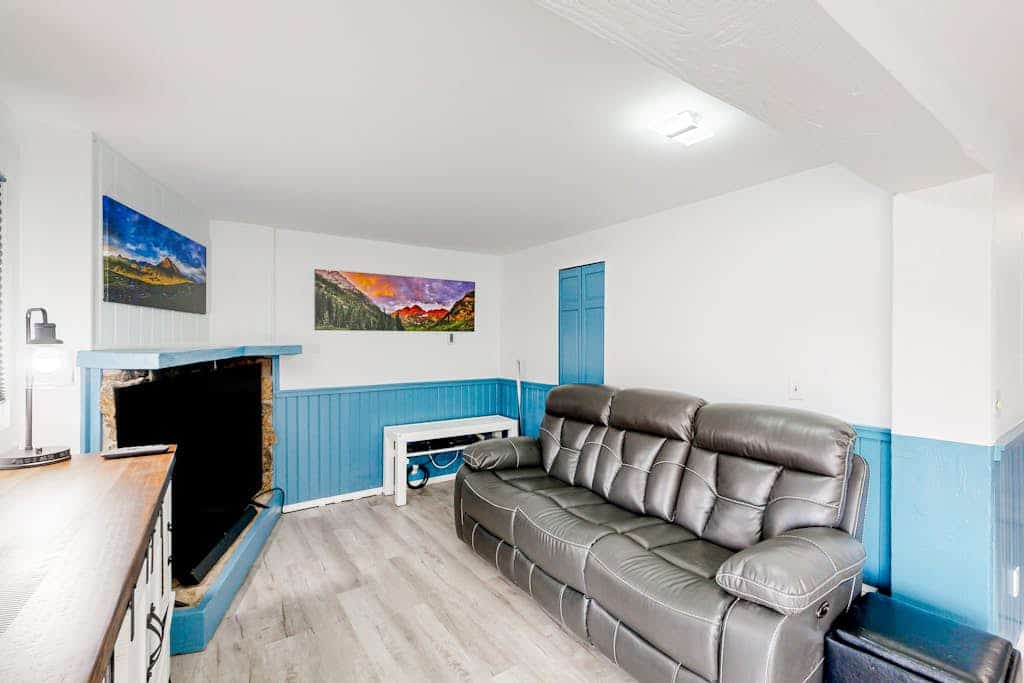 Top-floor south-side condo near lifts with mtn views, balcony, pool table, W/D