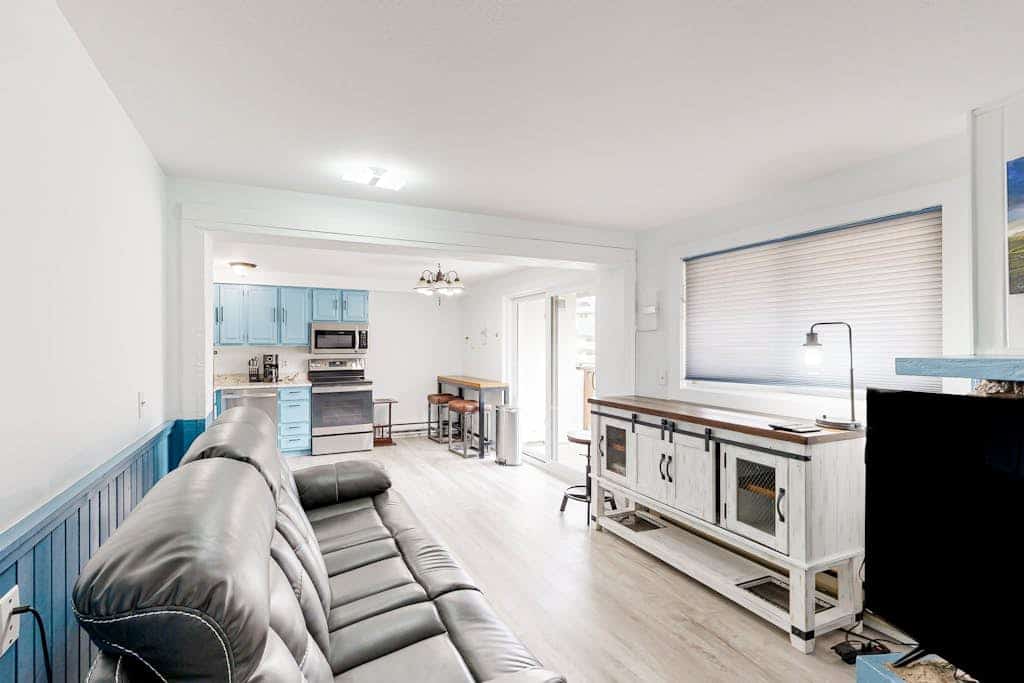 Top-floor south-side condo near lifts with mtn views, balcony, pool table, W/D