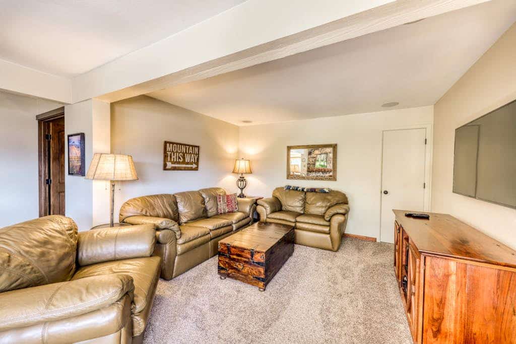 Family friendly, Mountain-View Condo w/Full Kitchen – Walk to Lifts