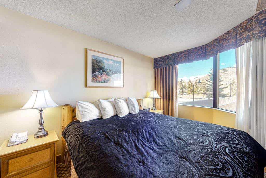 2nd-Floor Studio w/Mtn Views, Shared Outdoor Hot Tub & Heated Pool, Washer/Dryer