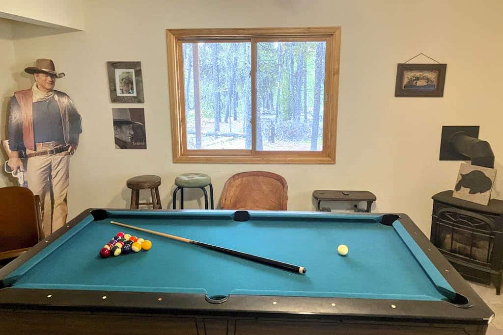 Secluded treehouse-style retreat with deck, game room & wildlife views