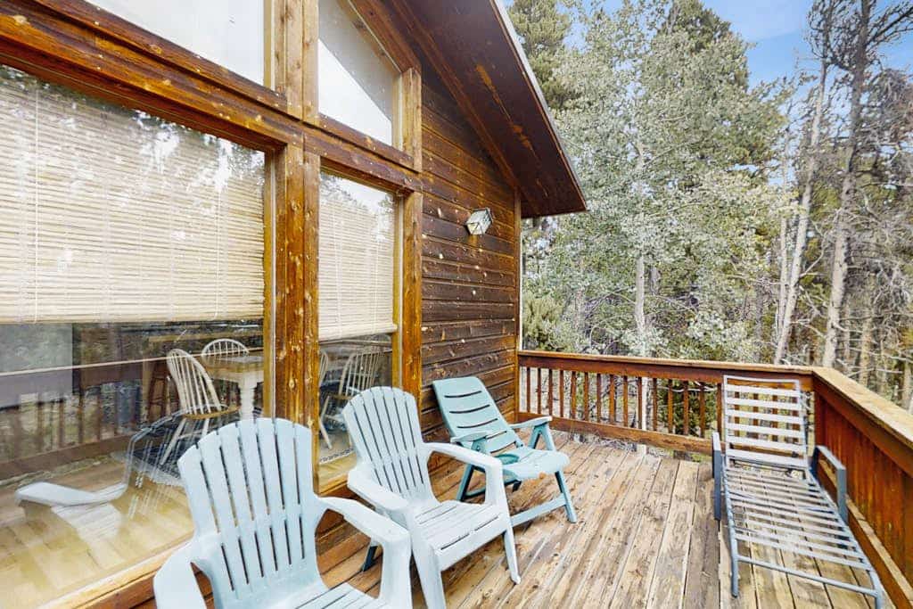 Secluded treehouse-style retreat with deck, game room & wildlife views