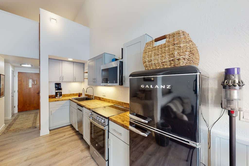 Mountain-view condo with hot tub - drive minutes to slopes & trails