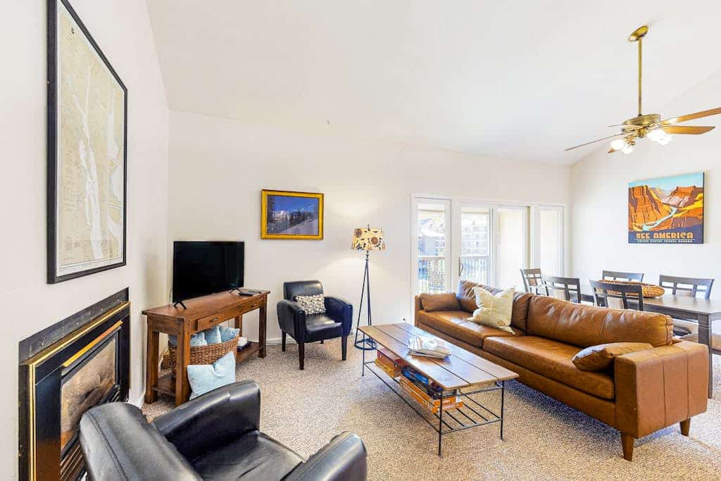 Charming condo with mountain view, skiing, fireplace, & balcony