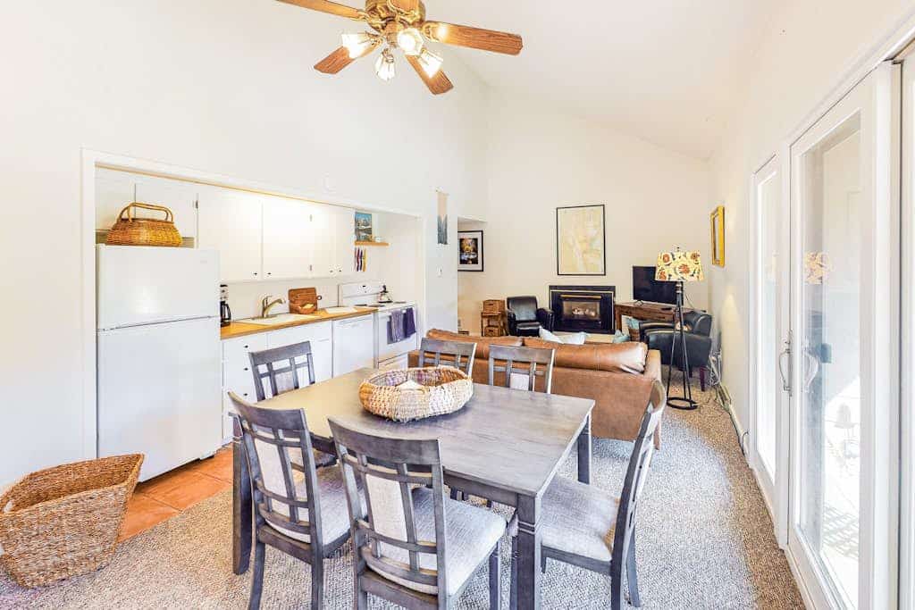 Charming condo with mountain view, skiing, fireplace, & balcony