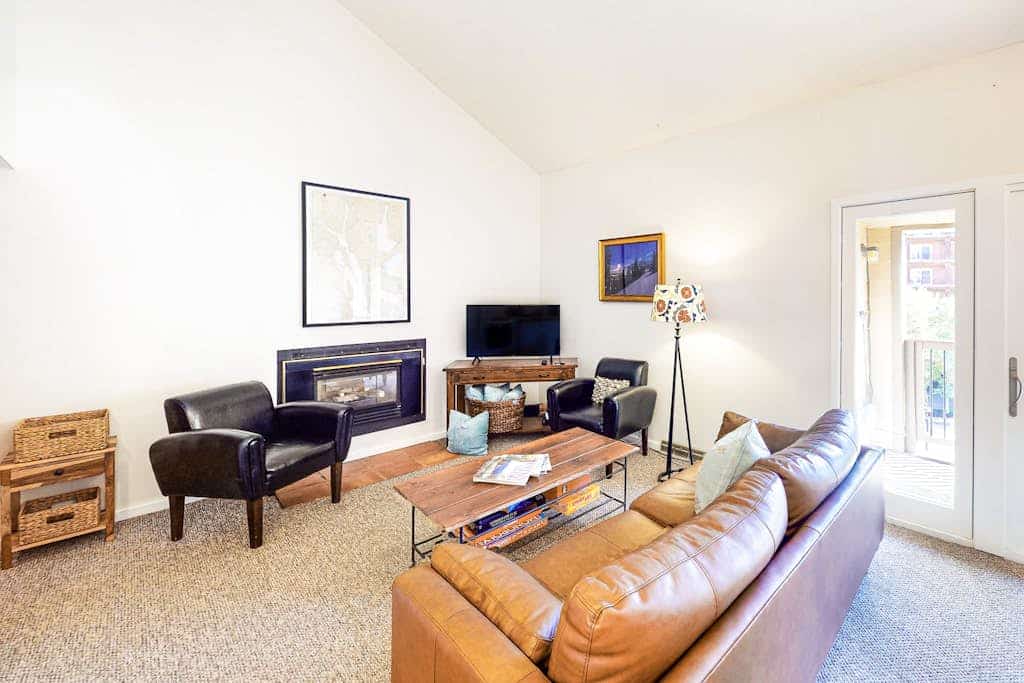 Charming condo with mountain view, skiing, fireplace, & balcony