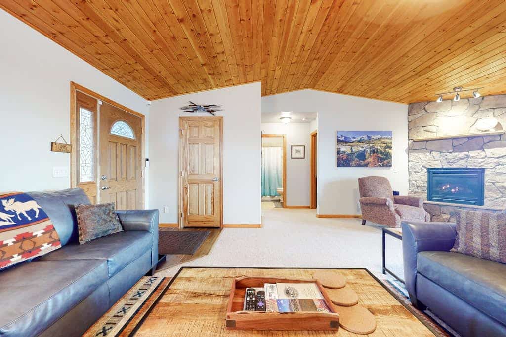 Family Friendly Creekside Cabin w/mountain views, deck & wildlife
