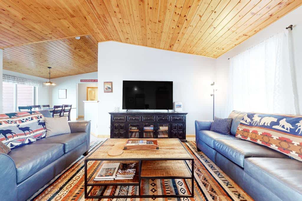 Family Friendly Creekside Cabin w/mountain views, deck & wildlife
