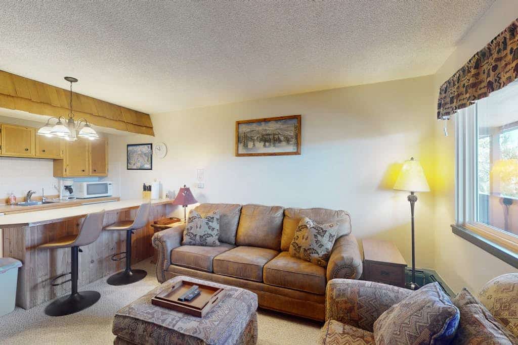Quaint getaway steps from Main Street with fireplace & full kitchen