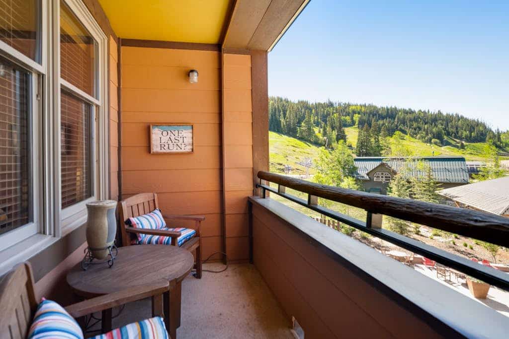 Ski-in/out third-floor condo with hot tub, balcony, mountain views & fast WiFi