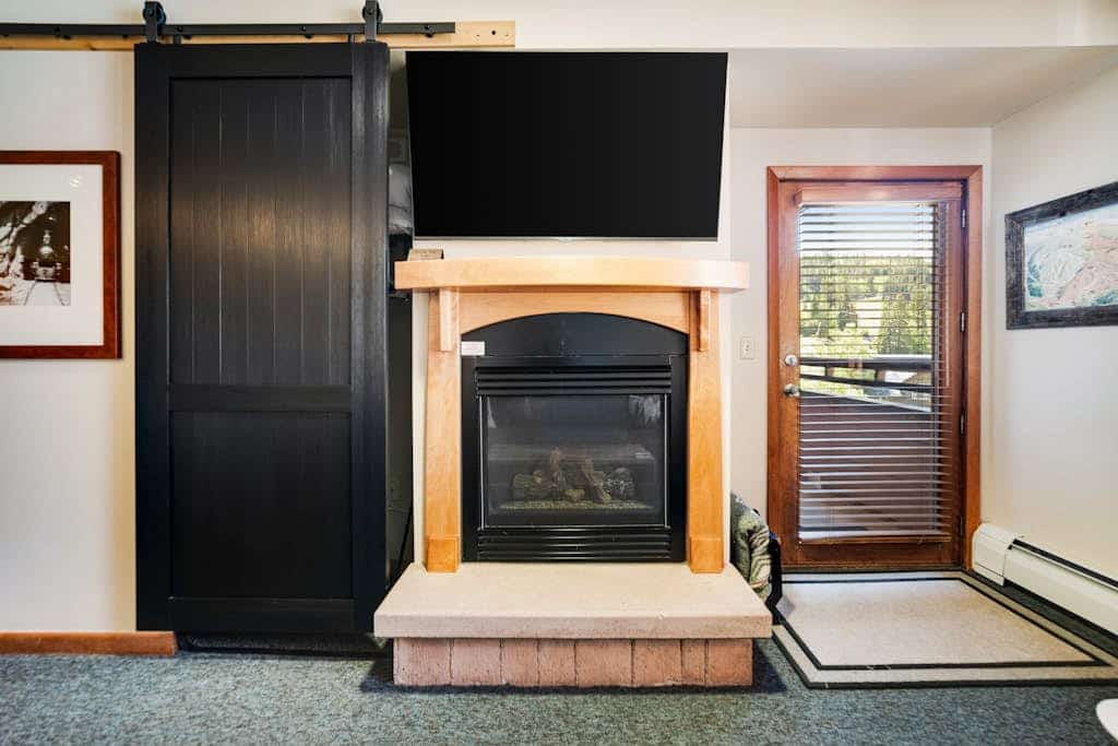 Ski-in/out third-floor condo with hot tub, balcony, mountain views & fast WiFi
