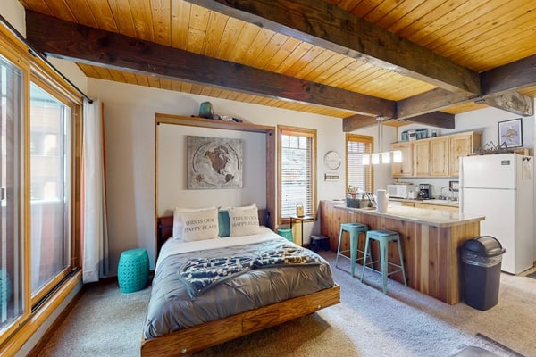 Charming studio with shared pool & hot tubs - great location