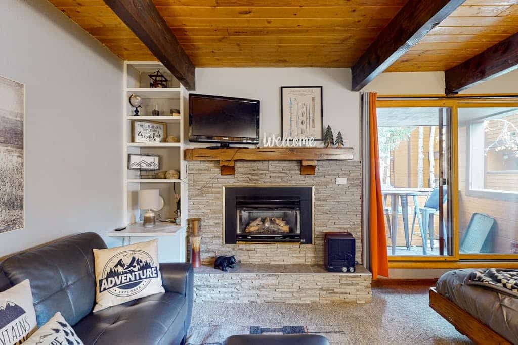 Charming studio with shared pool & hot tubs - great location
