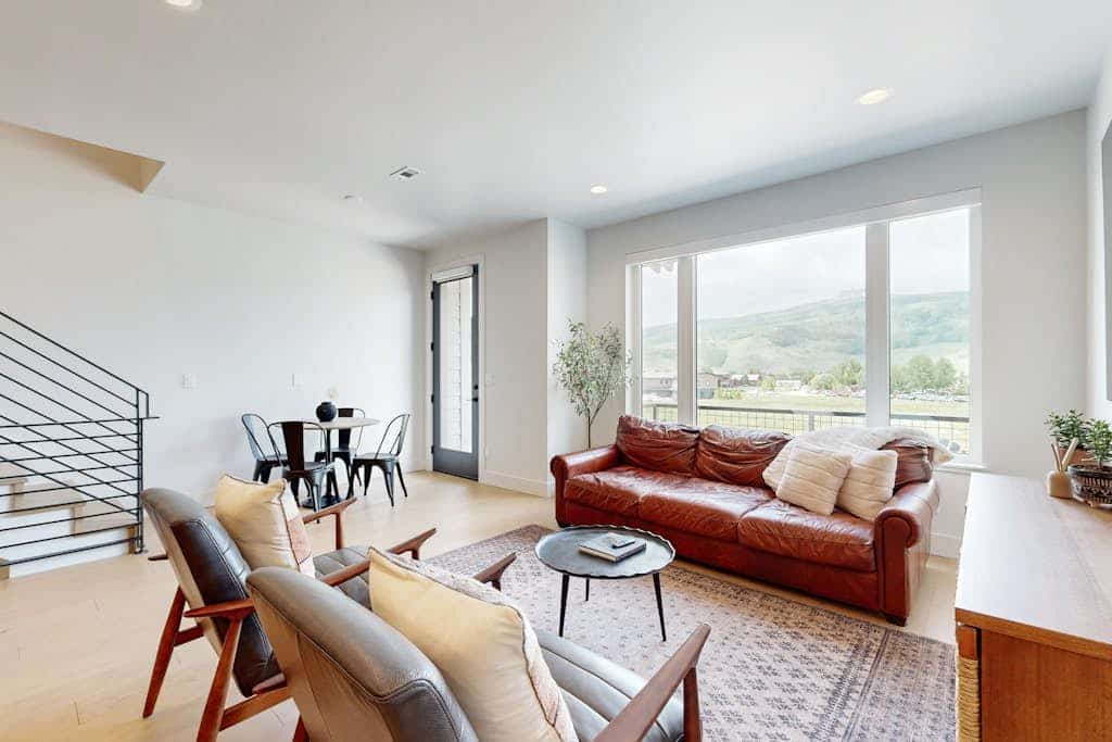 3 BR Townhome, Open Floor Plan, Mountain Views, and W/D