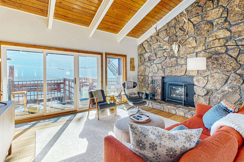 Mountain view condo with fully stocked kitchen, fast wifi & great location