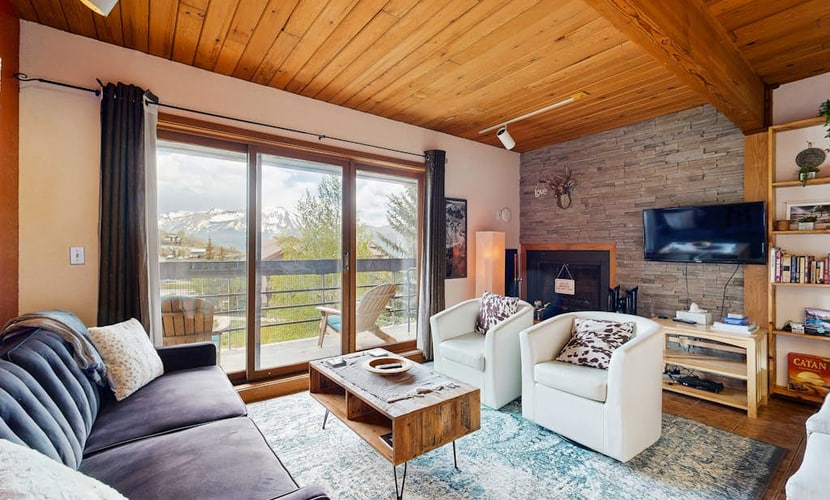 Cozy mountain condo with stunning views and easy access to ski lifts