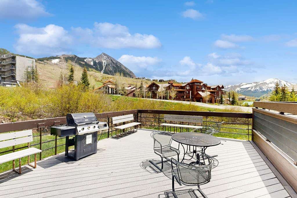 Cozy mountain condo with stunning views and easy access to ski lifts